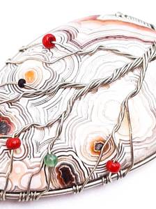 lot 53 image: Rare Mexican Crazy Lace Agate Estate Pendant Wrapped in a Tree Motif