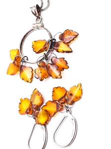 lot 55 image: Beautiful Baltic Amber Estate Pendant and Earring Set