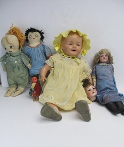 lot 12 image: Group of Vintage & Antique Dolls
