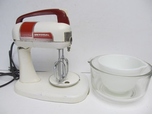 lot 22 image: Working Vintage Landers, Frary, Clark UNIVERSAL Mixer