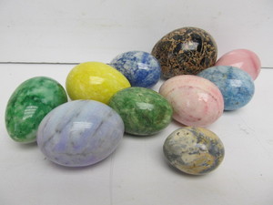 lot 114 image: Group of Assorted Stone Eggs - Jasper Onyx etc