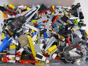 lot 120 image: Lot of 25lbs of Legos