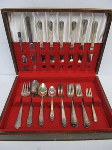 lot 129 image: Group of Assorted Vintage Flatware wCase