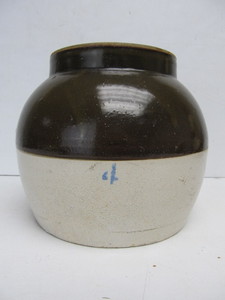 lot 141 image: Antique Lidded No. 4 Stoneware Bean Pot