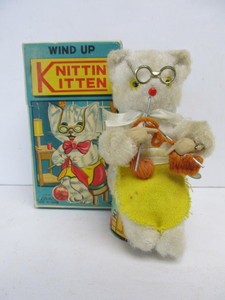 lot 186 image: Vintage Japanese KNITTIN KITTEN Wind Up Toy wOriginal Box