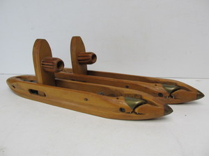 lot 192 image: Nice Antique Primitive Wood & Brass Sewing Tool Wall Sconces