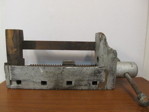lot 226 image: Large Antique 19th Century Carpenters Bench Vise