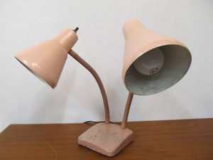 lot 242 image: Mid Century Dual-Head Pink Gooseneck Desk Lamp