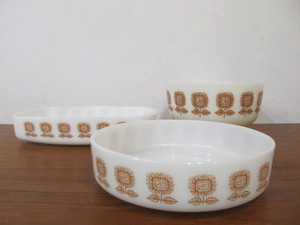 lot 247 image: Vintage Federal Glass Co. Sunflower Pattern Bowls Set of 3
