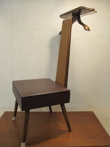 lot 68 image: Vintage Mid Century SETWELL Valet Chair