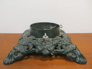 lot 72 image: Vintage Heavy Cast Iron Christmas Tree Stand Base