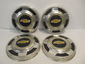 lot 76 image: Matching Set of 4 Chevrolet Hubcaps