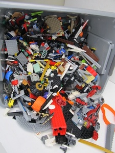 lot 77 image: Tub Full of Legos - 18lbs