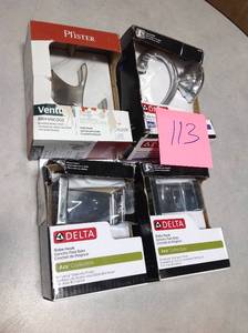 lot 113 image: Assorted bathroom accesories in like new condition