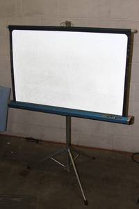 lot 80 image: Vintage Da-Lite White Magic Crystal Beaded Video Projection Tripod  Folding Projector Screen - In Original Box