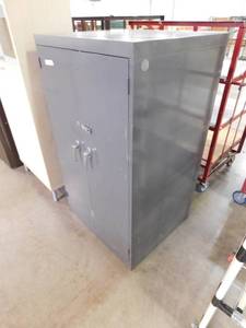 lot 262 image: Metal Storage Cabinet - 30(w) x 52(h) x 26.5(d)