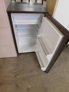 lot 264 image: Mini GE Refrigerator