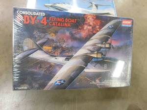 lot 305 image: 2 - Collectible Model Airplanes