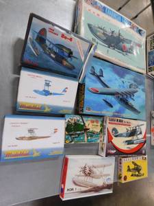 lot 306 image: 9 - Collectible Model Airplanes