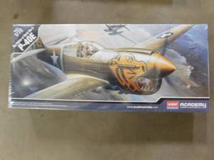 lot 309 image: 2 - Collectible Model Airplanes