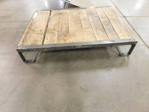 lot 320 image: Vintage Steel Frame Pallet - 30.5 x 42