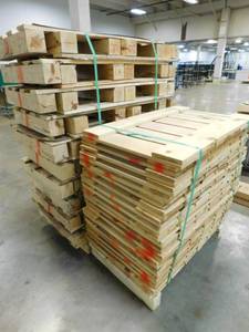 lot 326 image: Wood Pallets with Tops
