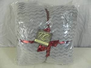 lot 20 image: New Super Soft Plush Throw