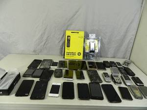 lot 52 image: Cellphones, Ipod, More