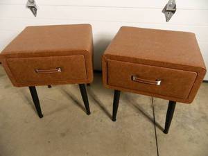lot 5B image: Pair of Night Stands