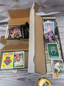 lot 11 image: Over 1000 Baseball Cards (Lots of Stars)