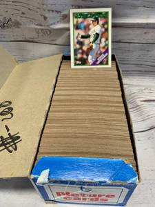 lot 22 image: Hundreds of 1988 Baseball Cards