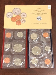lot 11 image: 1990 Mint Set
