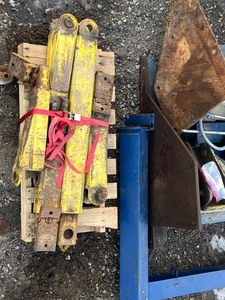 lot 1 image: Rotary Vehicle Hoist