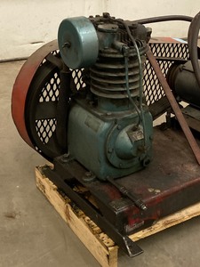 lot 44 image: Commercial Horizontal Air Compressor