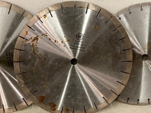 lot 13-G image: Lot Of (5) Assorted Commercial Stone  Concrete Saw Blades
