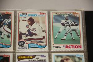 1982 Topps Football Complete Set in Pages with Binder