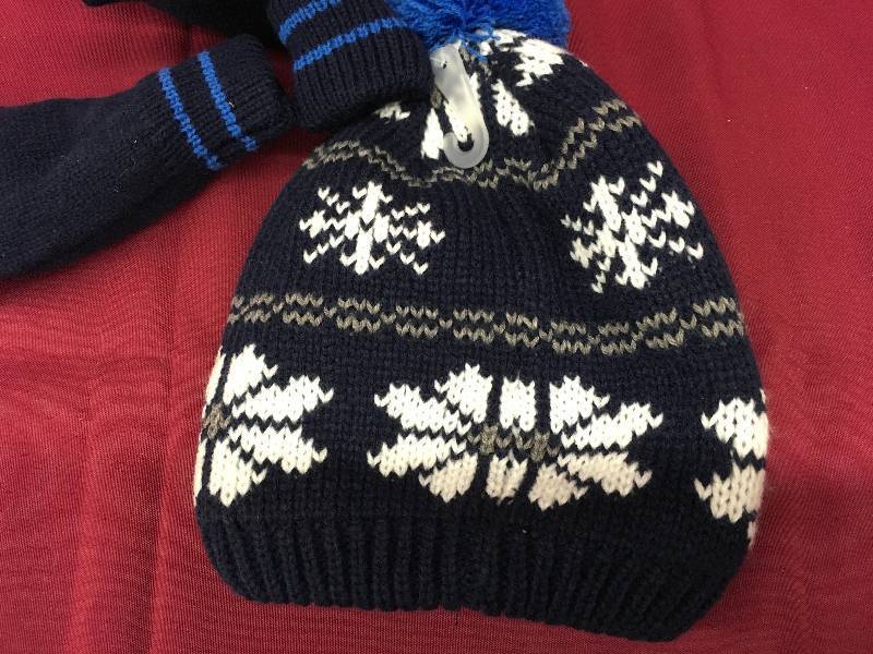 lot 500 image: Carters Boys 2t-4t Mittens & Beanie