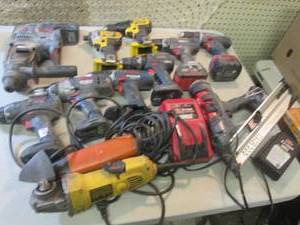 lot 17 image: Lot of Assorted Cordless Drills Nai...