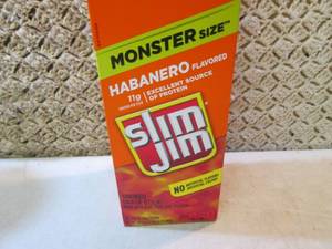 lot 37 image: Box of 18 Monster Size Habenaro Sli...