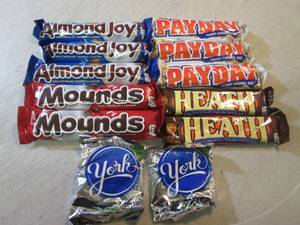 lot 78 image: 12 Assorted Candy Bars  B-1...