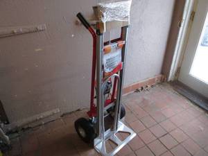 lot 199 image: Milwaukee 1000 Pound Capacity 4-In-...