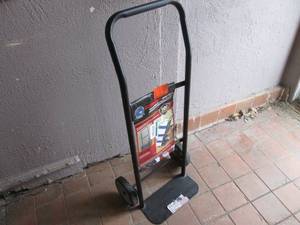 lot 280 image: Milwaukee 300 Pound Capacity Hand T...