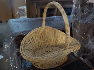 lot 9 image: Basket and Jewelry displays...