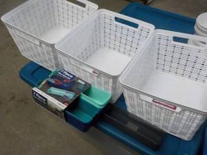 lot 64 image: 3 pc set of Large White Wicket Plas...