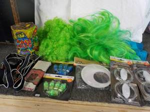 lot 99 image: Halloween Dcor...