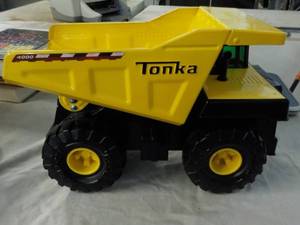 lot 121 image: Tonka Metal New Truck 15 x 7...
