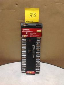 lot 38 image: Husky 38 in. Drive Ratchet and SAEMetric Standard Socket Set (18-Piece) MISSING PCS