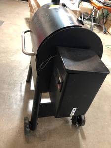 lot 2004 image: Traeger Pro 575 Wifi Pellet Grill and Smoker in Black whit small dent on the top please review the pictures