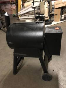 lot 800 image: Traeger Eastwood 22 Wood Pellet Grill and Smoker in Silver Vein WHIT SMALL DAMAGE