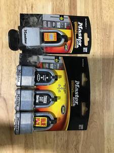 lot 24 image: MASTERLOCK - Lot of 3 keyd locks and 1 combination locks
